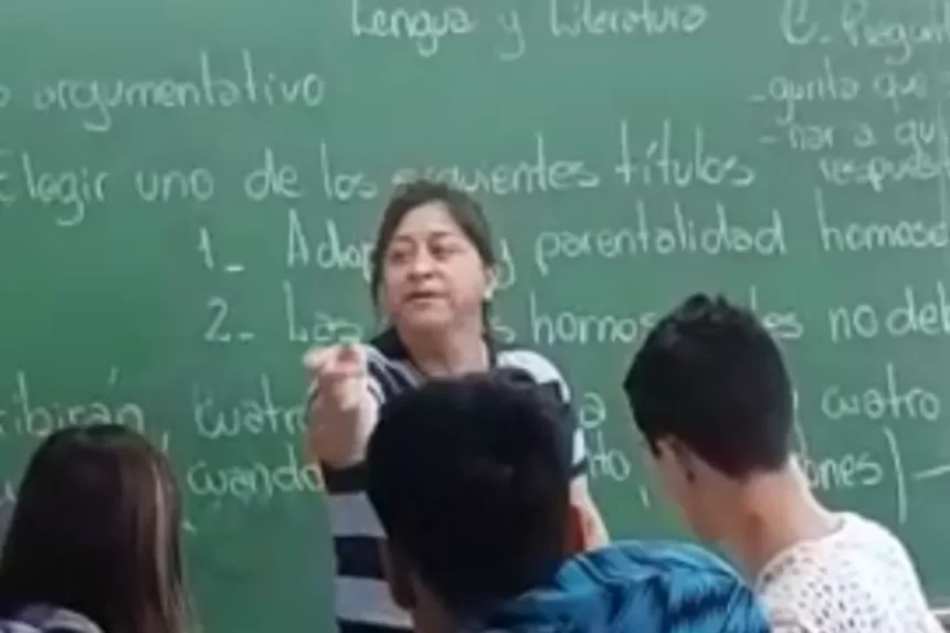 EN VIDEO | Atacó a golpes a un alumno que le hacía bullying a su hijo y se hizo viral