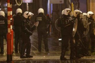 Decenas de personas provocaron este domingo protestas y destrozos en el centro de Bruselas tras el partido del Mundial de fútbol que sorpresivamente perdió Bélgica ante Marruecos||||