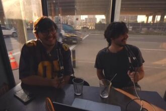 EN VIDEO | El impactante momento en que un vehículo impacta la ventana de una cafetería, mientras grababan un podcast