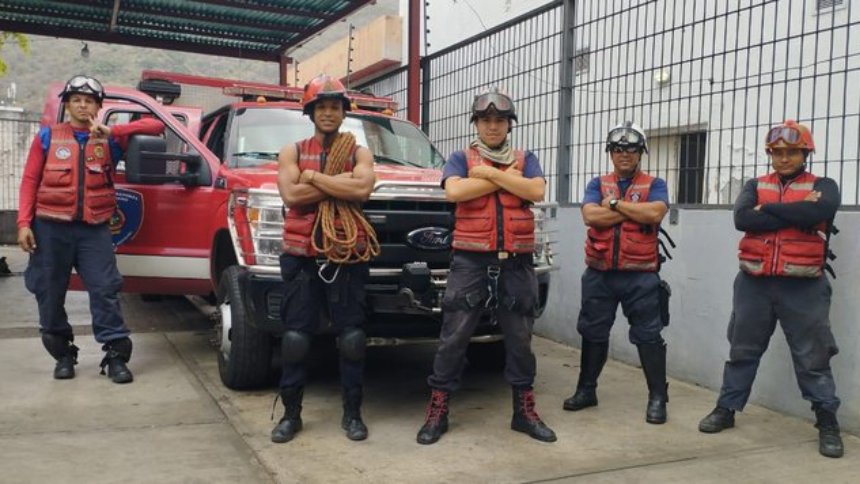 EN VIDEO | El espectacular rescate que realizaron los bomberos de un hombre que amenazó con saltar de su balcón en Baruta