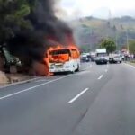EN VIDEO | Así se incendio un autobús en la Autopista Regional del Centro este 20May