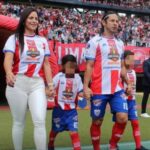 VIDEO: Despedida de La Pulga Gómez terminó en batalla campal de los fanáticos dentro del terreno