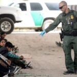 Un juez estadounidense suspendió, este jueves 29 de febrero, la entrada en vigor de una ley Texasdetener y expulsar a migrantes de EEUU.  
