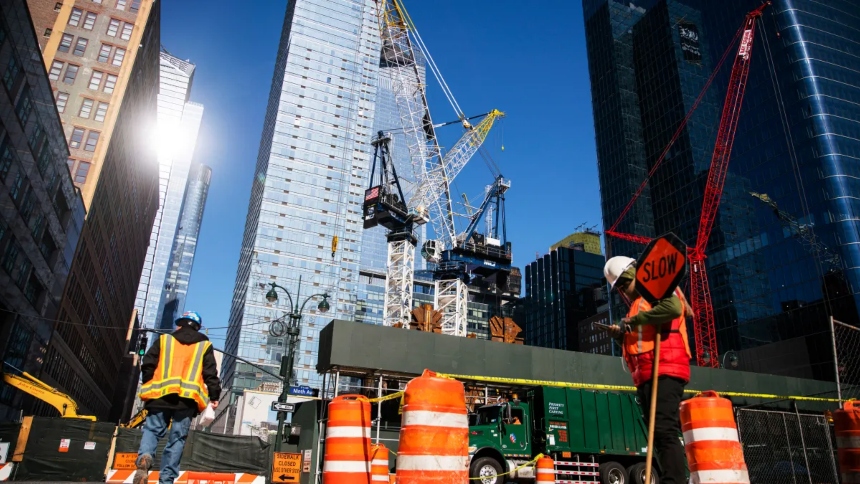 La organización sin fines de lucro La Colmena busca remediar la falta de mano de obra con inmigrantes latinos en Nueva York (EEUU).