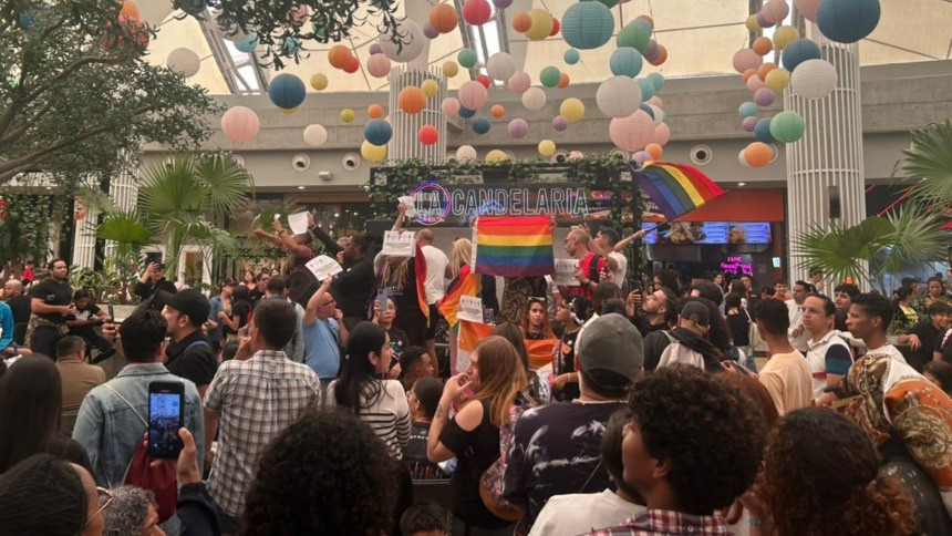 EN VIDEO: Activista Lgbtiq+ fue agredido mientras protestaba pacíficamente ante actos "homofóbicos" en reconocido centro comercial