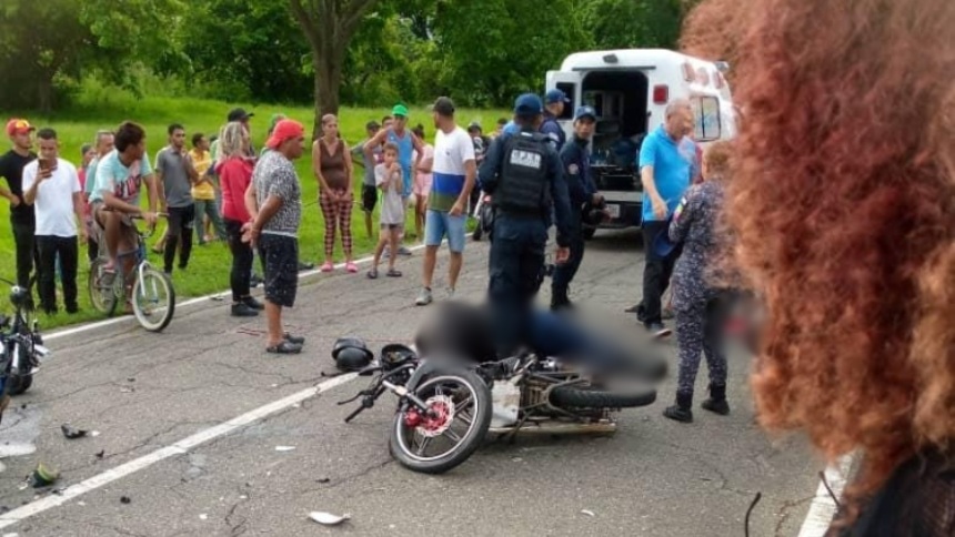 Hacían motopiruetas en Guanare y chocaron contra dos PNB en servicio, murieron los conductores de ambas motos