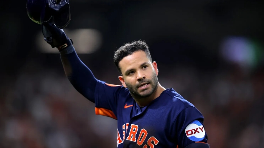 EJosé Altuve, sigue cosechando logros en su carrera. Esta vez conectó su hit número 2.170 y superó a otro legendario pelotero latino.  