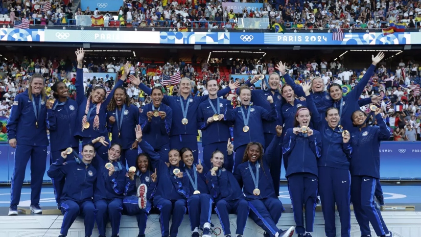 La selección femenina de fútbol de EEUU ha vuelto a demostrar su dominio en el escenario internacional al conquistar la medalla de oro en los Juegos Olímpicos de París 2024 y, de esta manera, recuperar el primer lugar del ranking FIFA.  