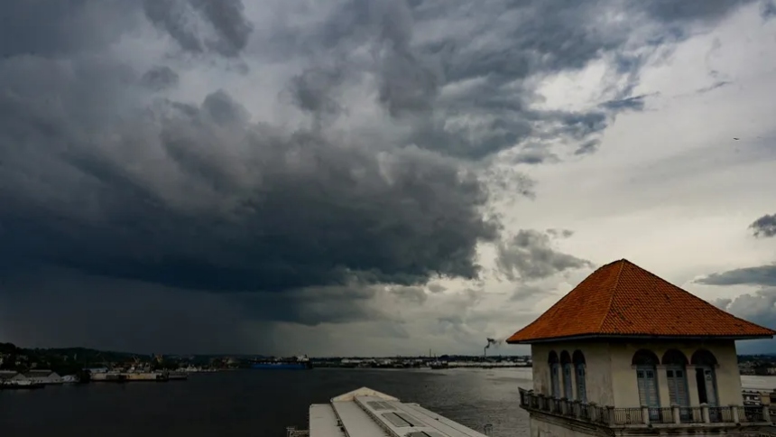 El huracán Helene puso en alerta máxima a las autoridades y residentes de Florida, en EEUU.  De acuerdo con lo últimos reportes, el sistema, que se ha intensificado rápidamente en las últimas 24 horas, se espera que toque tierra en la región del Big Bend en el noroeste del estado estadounidense el jueves por la noche.  