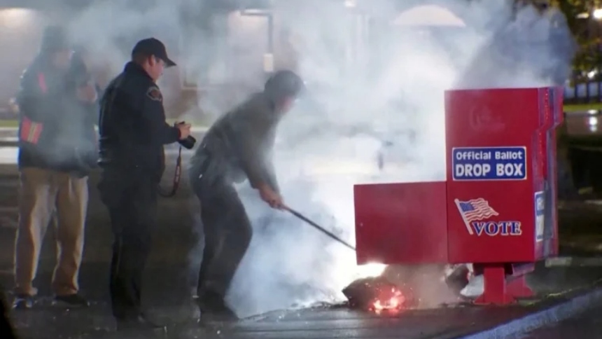 A casi una semana de las elecciones presidenciales en EEUU, las autoridades reportaron sobre una interferencia electoral en los estados de Oregón y Washington, donde dos incendios intencionales destruyeron boletas depositadas en buzones de voto. 