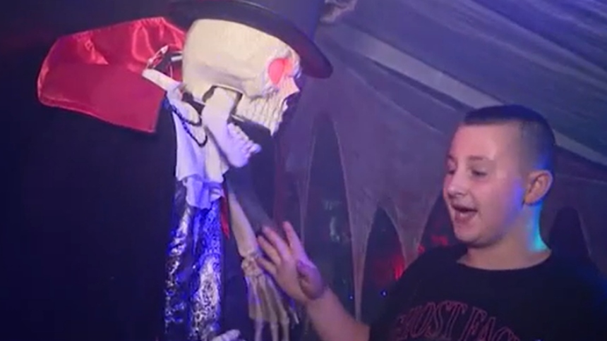 En una muestra de creatividad y compromiso de un niño de 12 años, llamado Branden Willis, este decidió utilizar Halloween para crear conciencia sobre el autismo.  