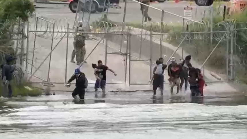 EN VIDEO: Disparan contra migrantes venezolanos con niños en brazos, intentaban cruzar de México a EEUU