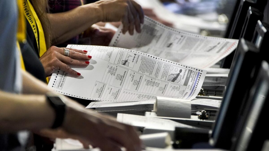 El Departamento de Elecciones de EEUU despidió al conductor de camión que dejó caer una bolsa sellada con papeletas de la votación anticipada. 