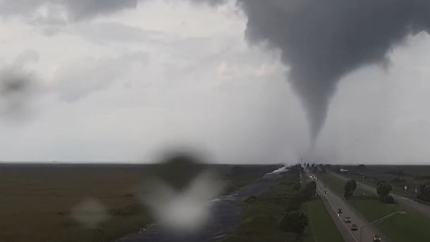 Con cada minuto, el huracán Milton está cada vez más cerca de Florida (EEUU) y se aproxima con una fuerza devastadora, generando un clima de tensión y temor entre los residentes.  