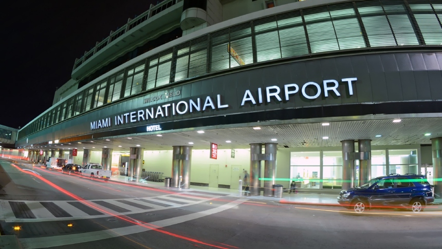 Una mujer dio a luz en pleno Aeropuerto Internacional de Miami y puso a correr a los bomberos que atendieron el llamado de emergencia.  