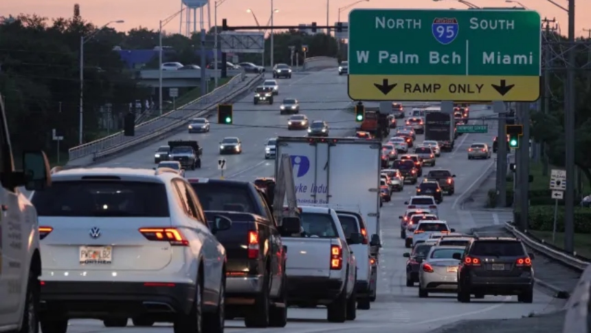 Una mujer, de 33 años de edad, lucha por su vida tras ser víctima de un violento tiroteo mientras conducía por la Interestatal 95 en Miami-Dade (EEUU) este lunes. 