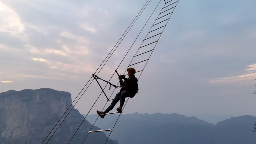 VIDEO: Así es la "escalera al cielo", la nueva atracción turística de China a 1.500 metros de altura