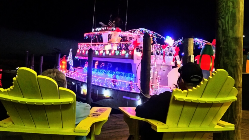 El espíritu navideño llenó Sarasota Bay, en Florida (EEUU) el pasado sábado, 14 de diciembre, durante el 38º Desfile de Barcos de Navidad, un evento anual que ha convertido las aguas de Sarasota en un espectáculo de luces y alegría.  