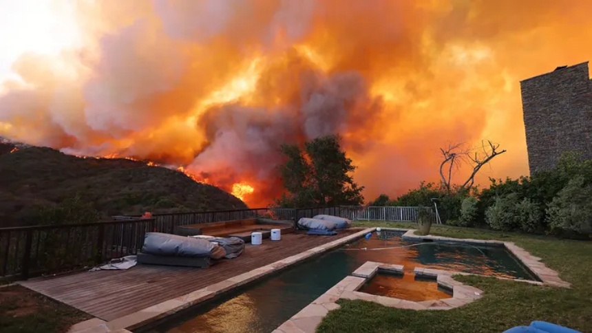 El incendio en Pacific Palisades, un suburbio de Los Ángeles, California (EEUU) ha obligado a miles de residentes a evacuar sus hogares debido a la rápida propagación del fuego. 