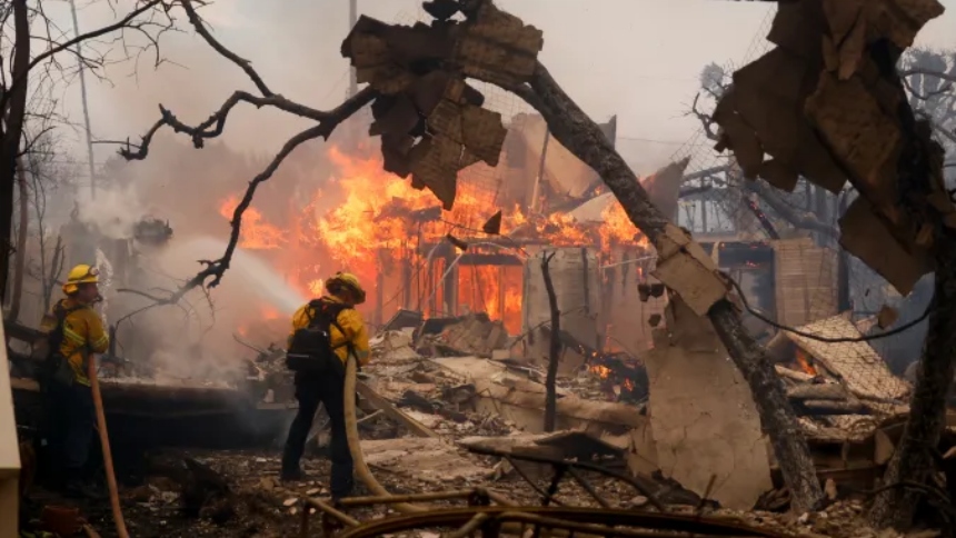 Este viernes, 10 de enero, el Departamento Médico Forense del Condado de Los Ángeles (EEUU) confirmó que el número de víctimas mortales a causa de los incendios forestales en la región ha aumentado a al menos 10.  