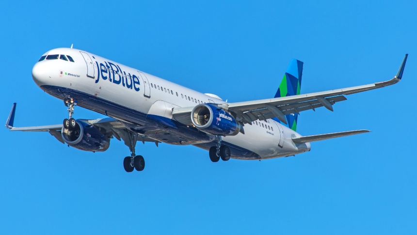 Una serie de eventos inesperados sacudió el Aeropuerto Internacional Logan de Boston (EEUU) este martes por la noche cuando un pasajero abrió la puerta de emergencia de un avión de JetBlue mientras la aeronave se preparaba para despegar hacia San Juan, Puerto Rico.  