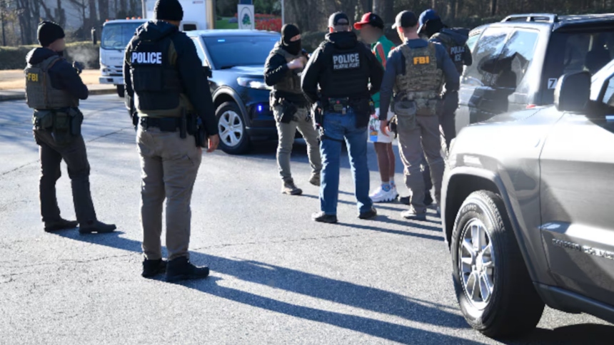 En un operativo conjunto, agentes del Servicio de Inmigración y Control de Aduanas (ICE, por sus siglas en inglés) y del Buró Federal de Investigaciones (FBI) arrestaron en Georgia (EEUU) a un supuesto miembro de la peligrosa banda criminal conocida como el Tren de Aragua.  