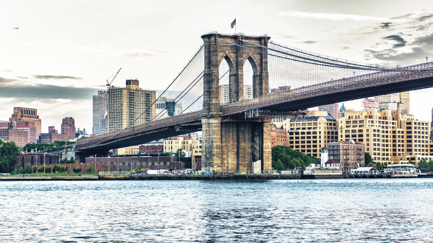 Este martes por la mañana, un hombre fue encontrado muerto flotando en el East River, bajo el icónico Brooklyn Bridge de Nueva York (EEUU).  