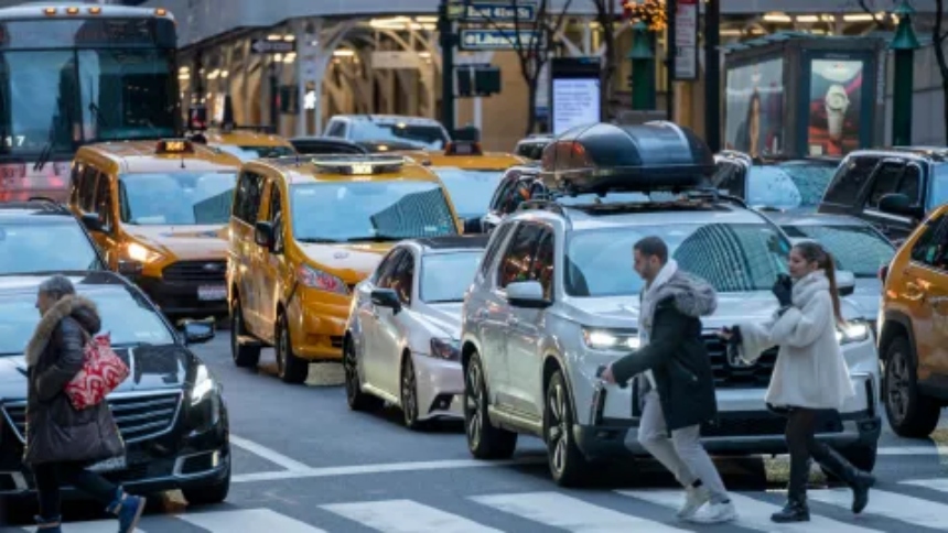 El gobierno federal de EEUU ha revocado la aprobación del programa de peajes por congestión en Nueva York, una medida que ha generado una intensa batalla legal entre la Autoridad Metropolitana de Transporte (MTA) y la gobernación del estado.  