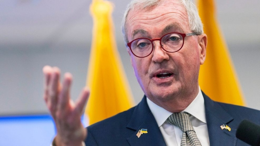 El gobernador demócrata de Nueva Jersey, Phil Murphy, causó todo un revuelo al confesar que tiene a una migrante irregular viviendo en su casa. 