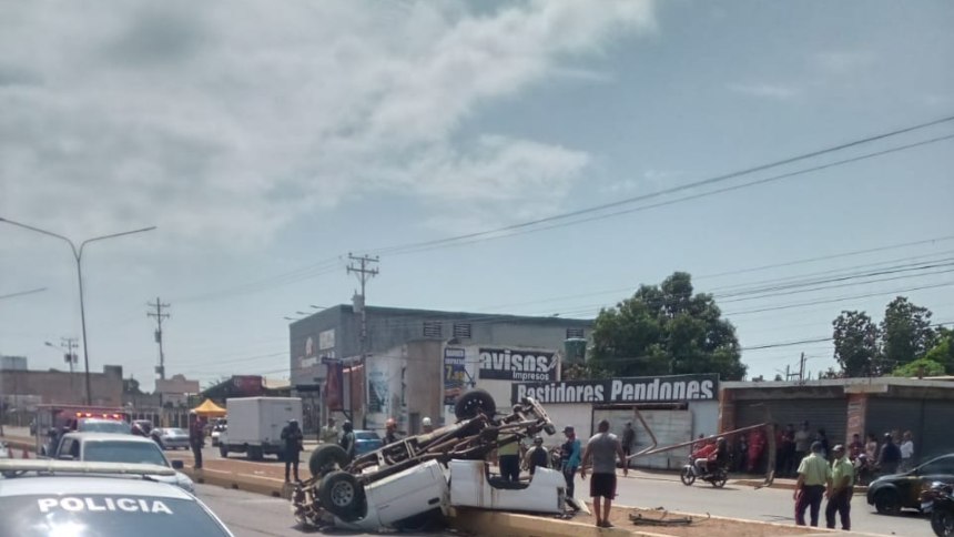 VIDEO: Desperfecto mecánico hizo que camioneta se volcara aparatosamente en Cabimas, hubo dos heridos de gravedad